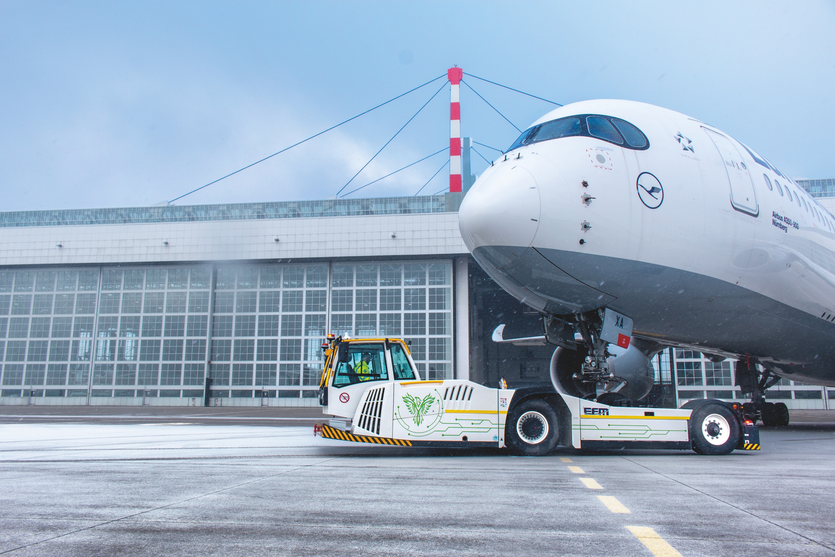 Pushback with the electrified aircraft tractor - equipped with AKASOL battery systems