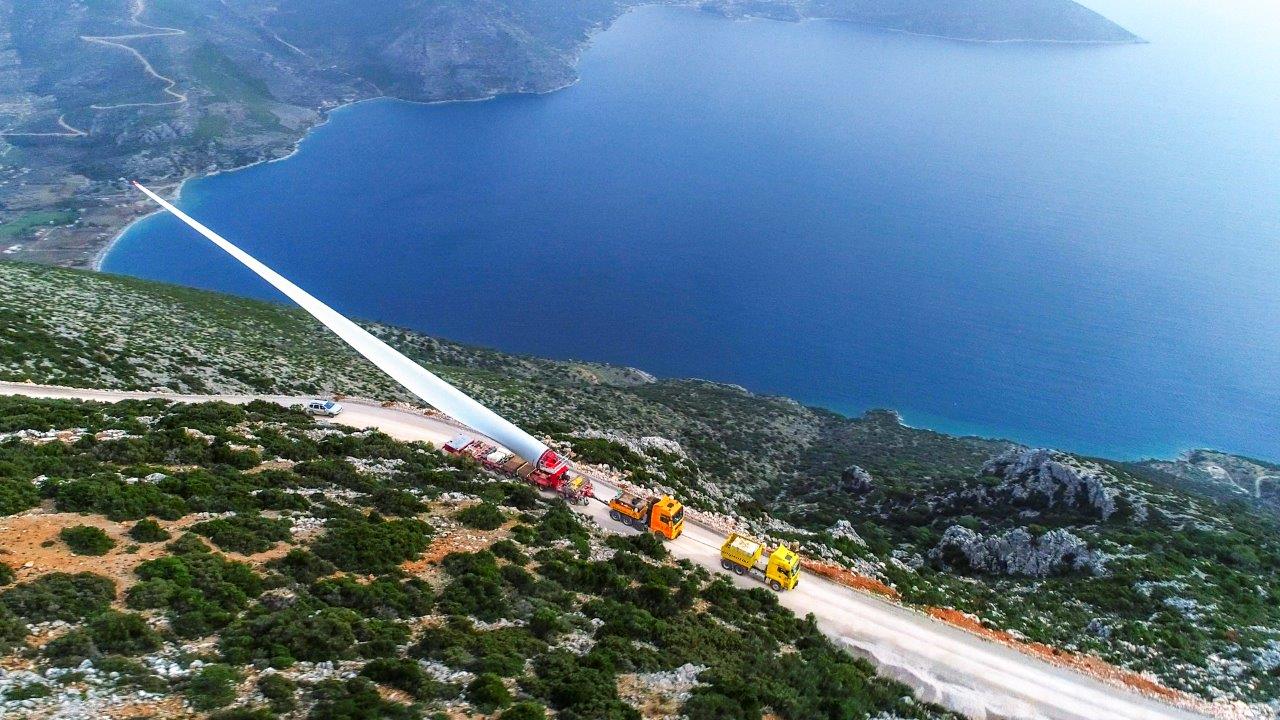 Goldhofer’s FTV 550 has already demonstrated that extra-long wind turbine rotor blades can be safely transported through built-up areas and round tight bends to reach the most remote locations. (photo: Anipsotiki)
