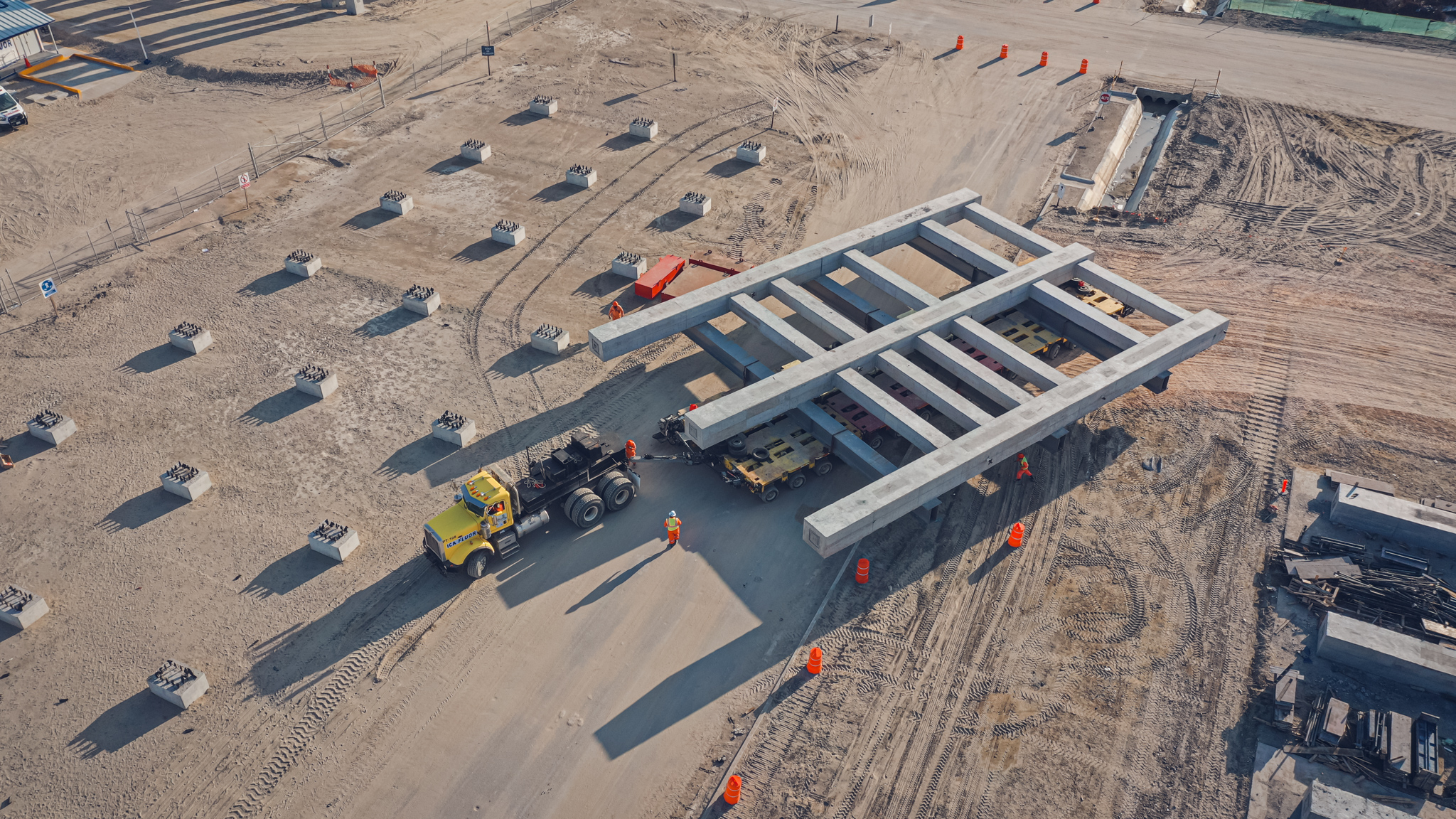The heavy-duty THP/SL modules used by PESADO Transport were ideal for on- and off-road working for just-in-time delivery of the wide and heavy precast concrete pipe racks: 12-axle/single width and 16-axle/double width [photos: PESADO Transport]