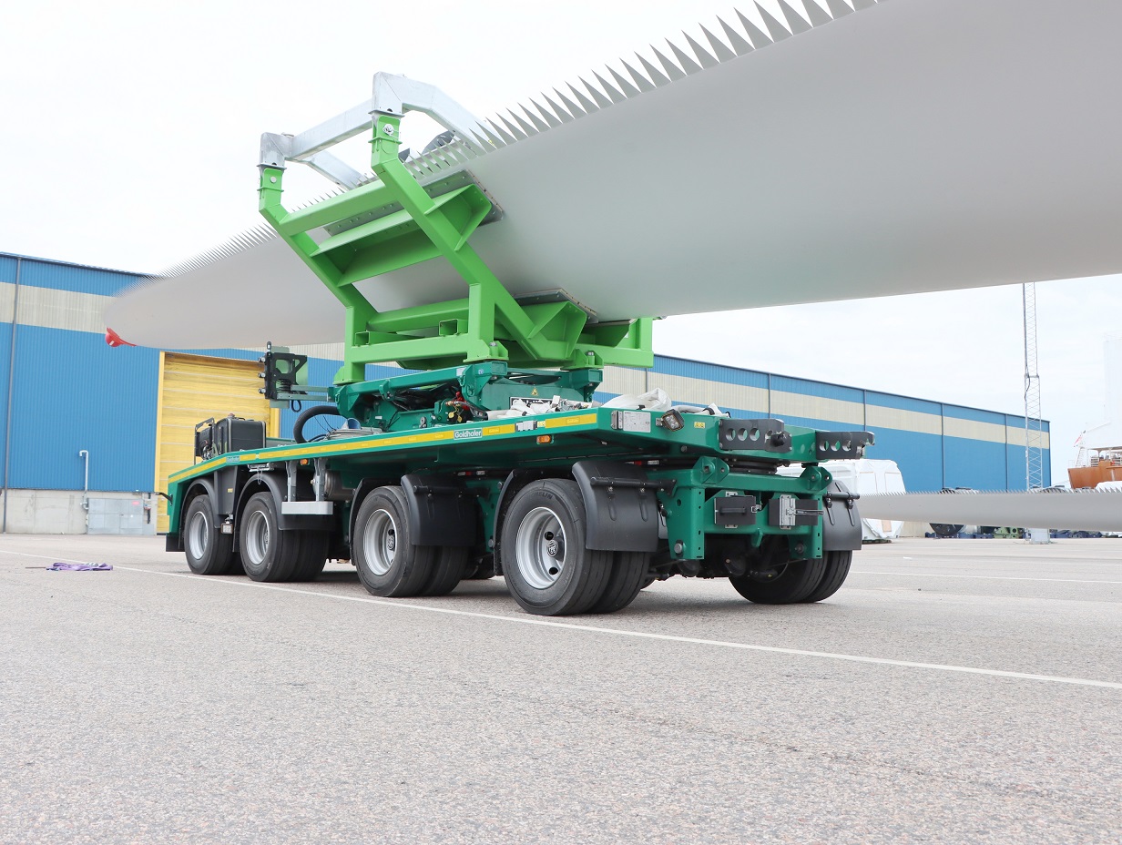 The trailing dolly with pneumatic suspension plus the new Goldhofer Interface and Vestas clamp ensure a smooth ride for the turbine blades. (Photo: Goldhofer)
